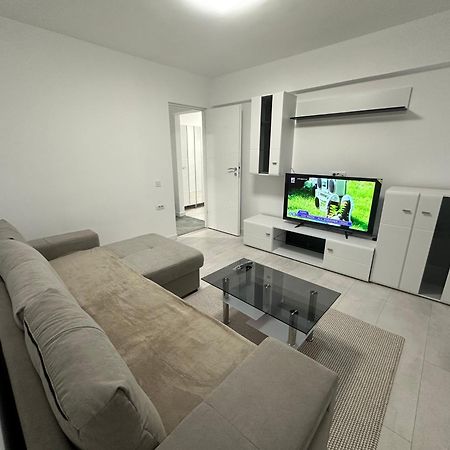 Appartamento Apartament Ultra Central 3 Hunedoara Esterno foto