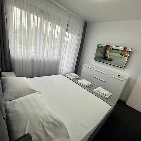 Appartamento Apartament Ultra Central 3 Hunedoara Esterno foto