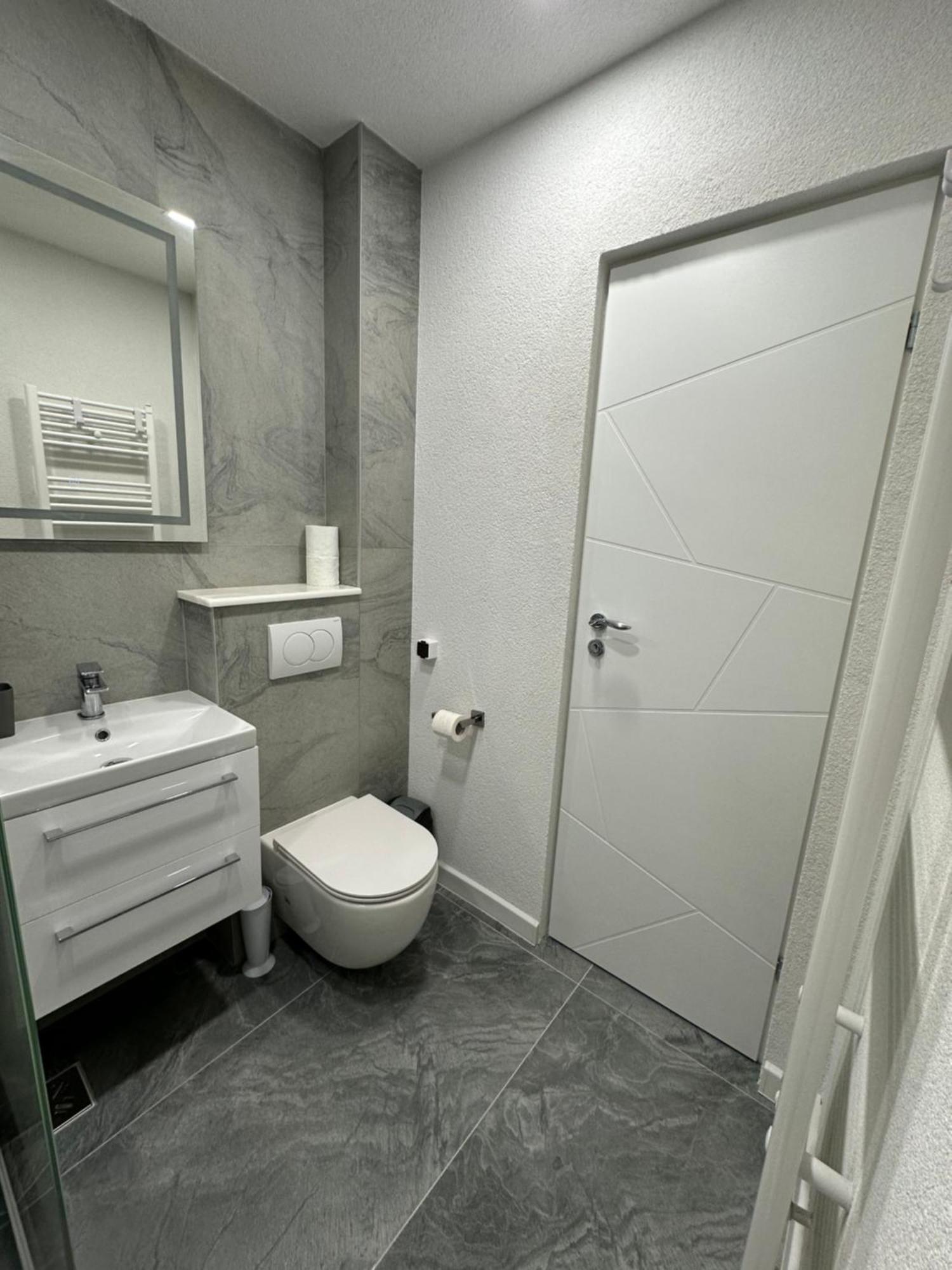Appartamento Apartament Ultra Central 3 Hunedoara Esterno foto